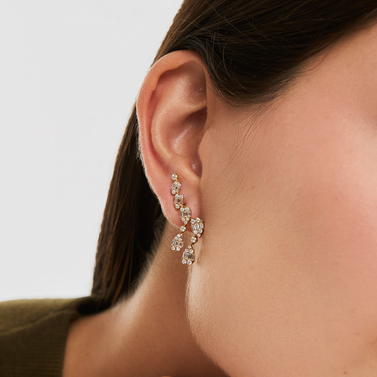 Aretes earcuff oro amarillo de 18K con diamantes baguette, redondos y dos gotas colgantes.