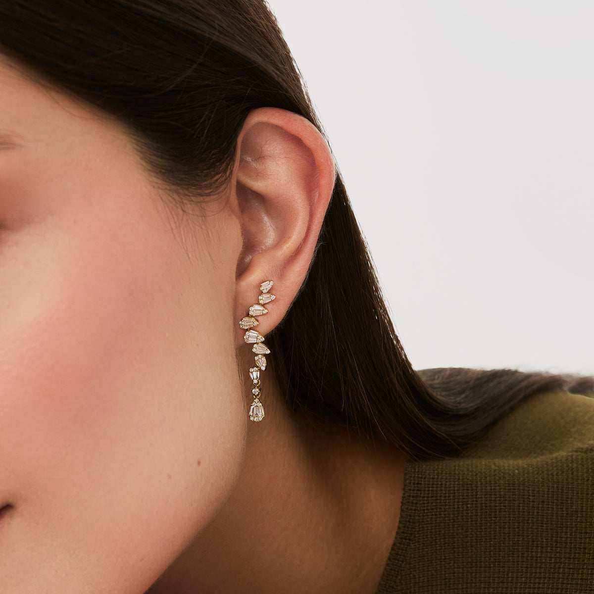 Aretes oro amarillo 18K earcuff largo con brillantes