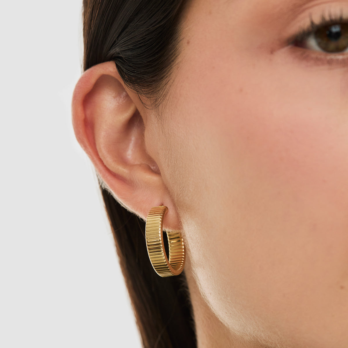 Aretes oro amarillo 18K argollas cinta tipo corrugado