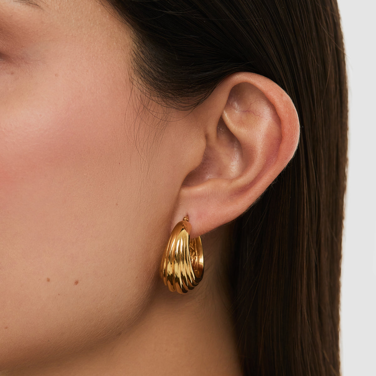 Aretes en oro amarillo de 18K, argollas bombeadas con rayas lisas