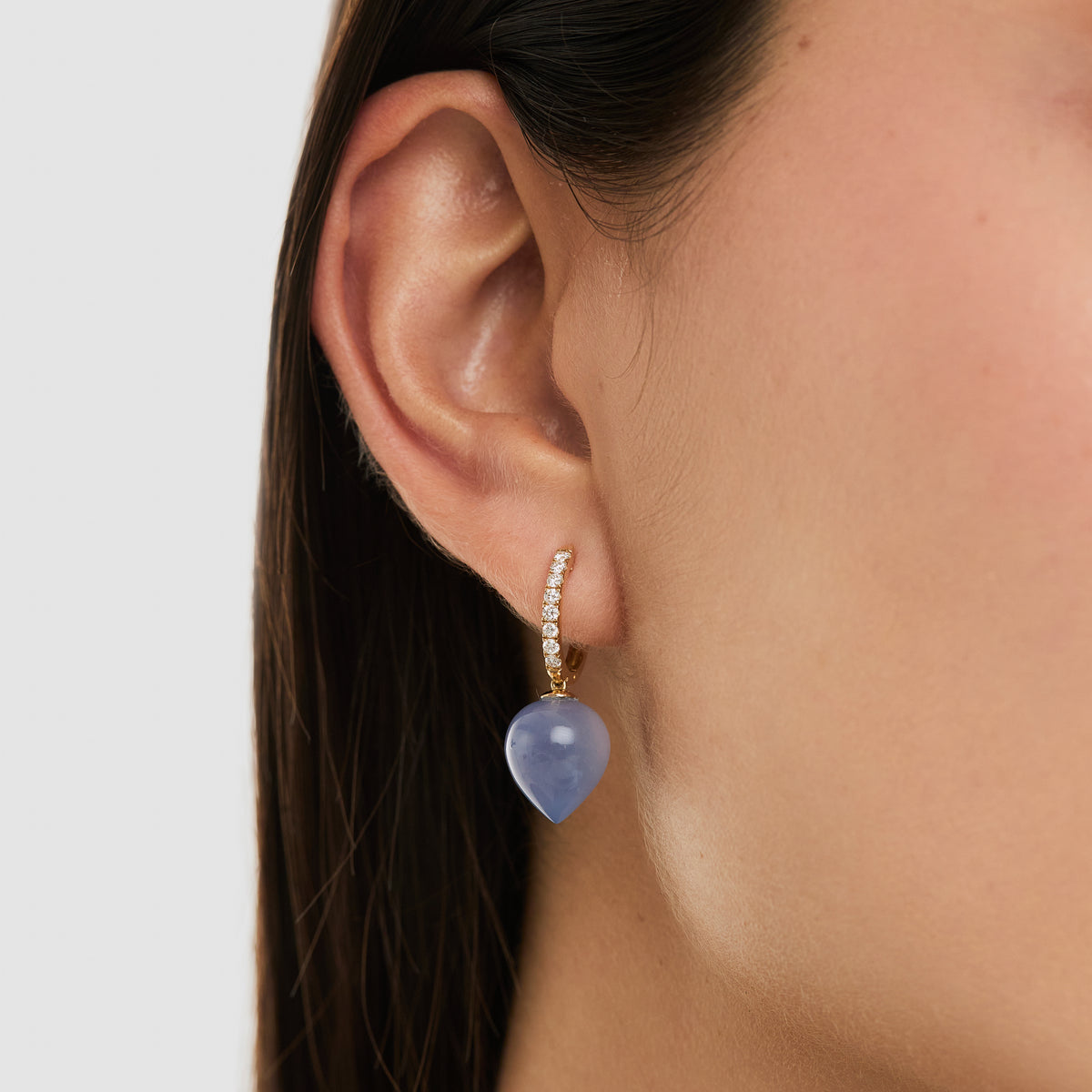 Aretes en oro amarillo de 18K con brillantes y calcedonia azul pera