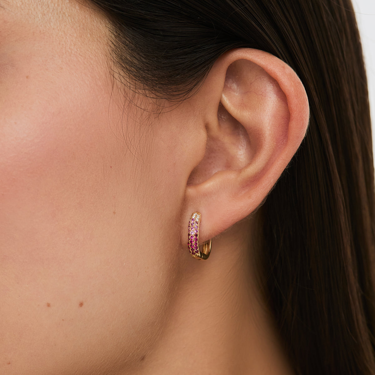 Aretes en oro amarillo de 18K con zafiros rosados y brillantes