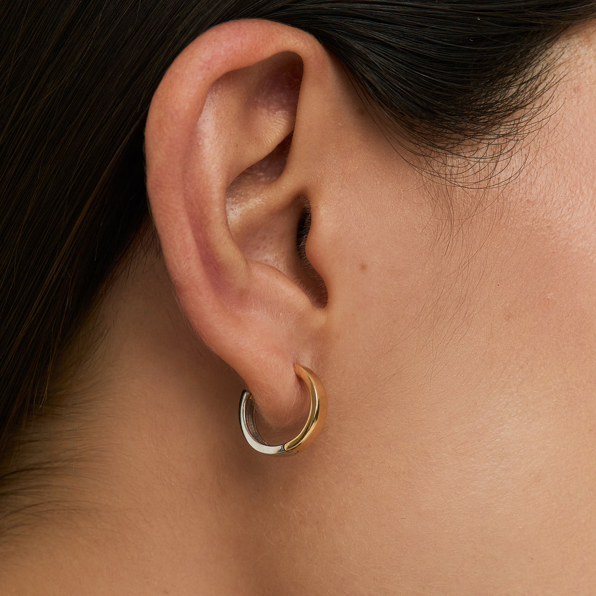 Aretes 2 oros 18K modelo cinta con bisagra