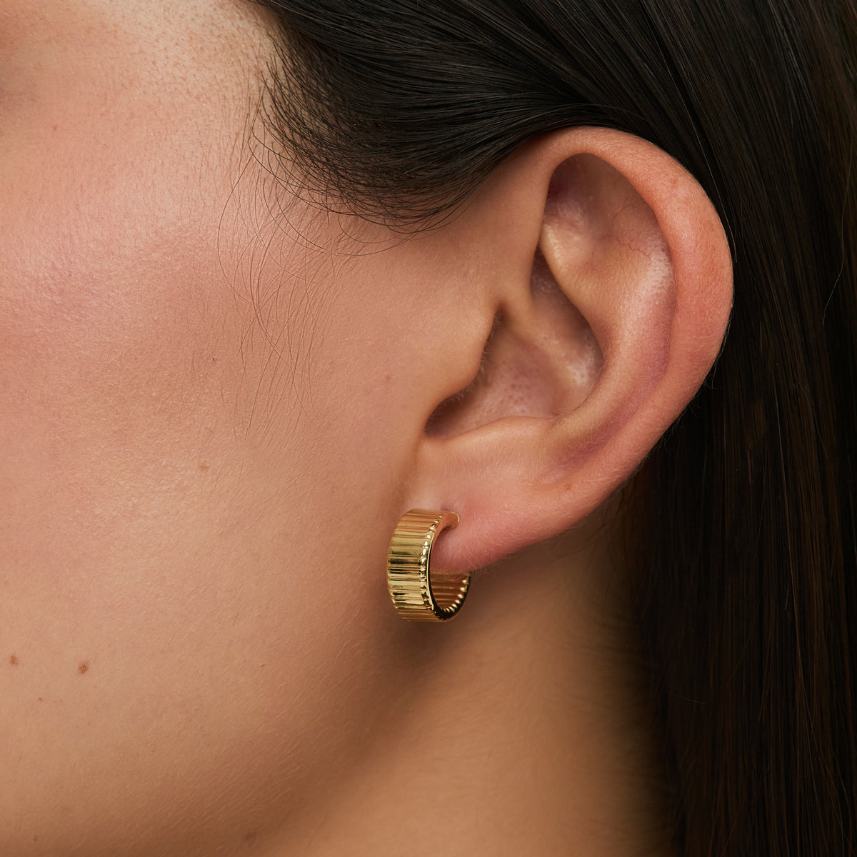 Aretes oro amarillo 18K argollitas cinta tipo corrugado