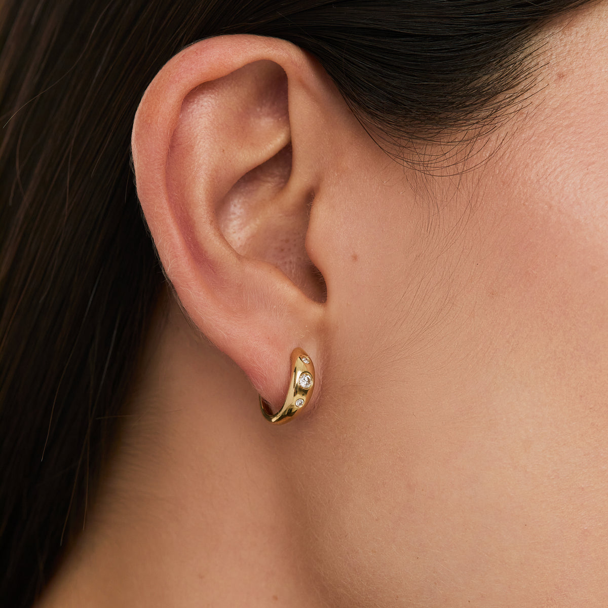 Aretes oro amarillo 18K argolla redonda con brillantes