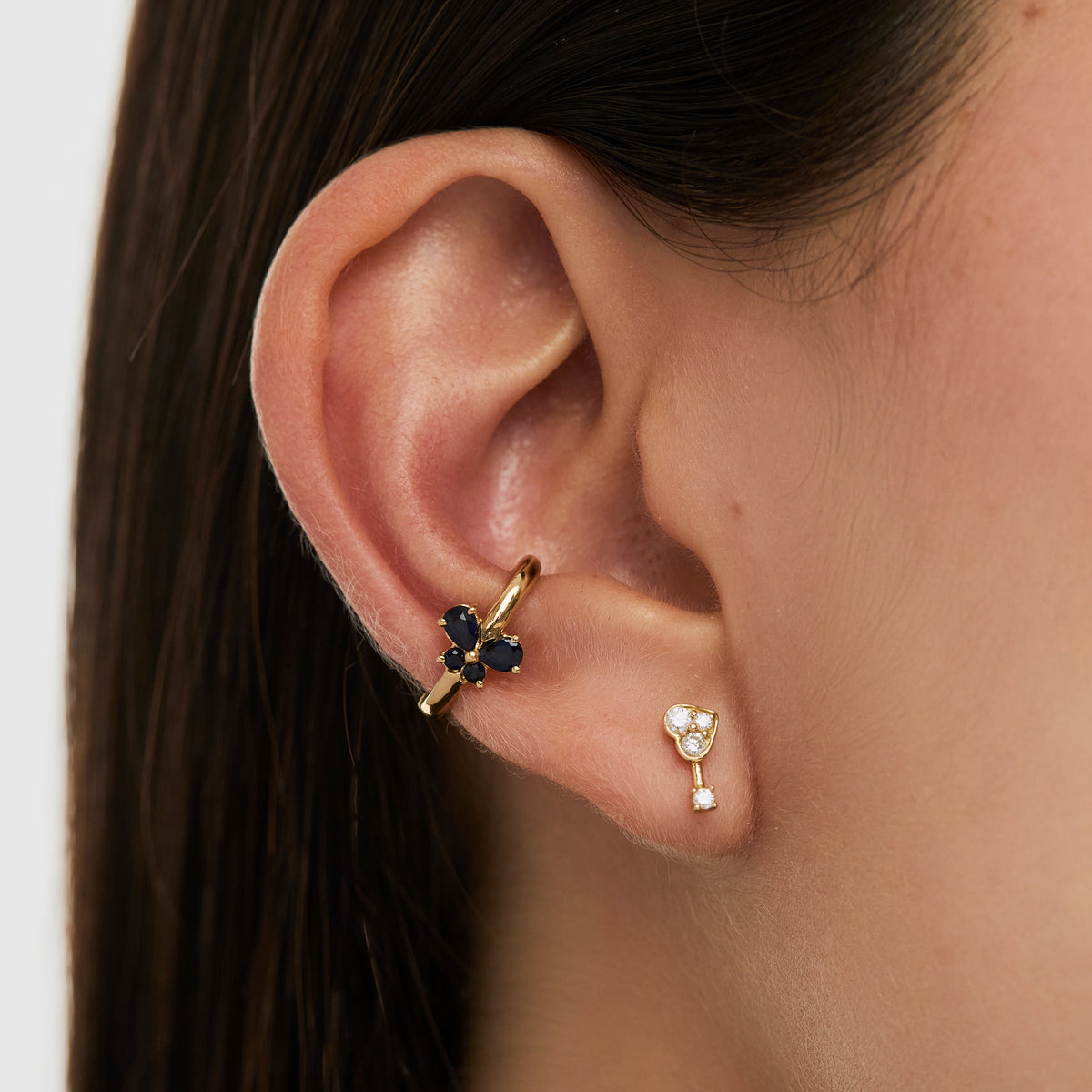Medio arete piercing oro amarillo 18K con zafiro