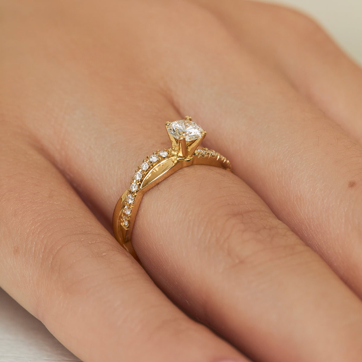 Anillo de compromiso en oro amarillo de 18K modelo Catalina