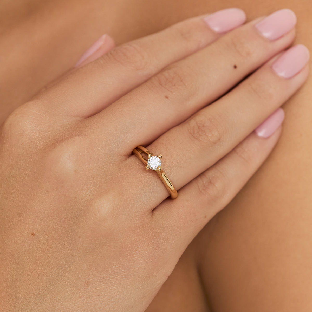 Anillo de compromiso en oro amarillo de 18K modelo Princesa
