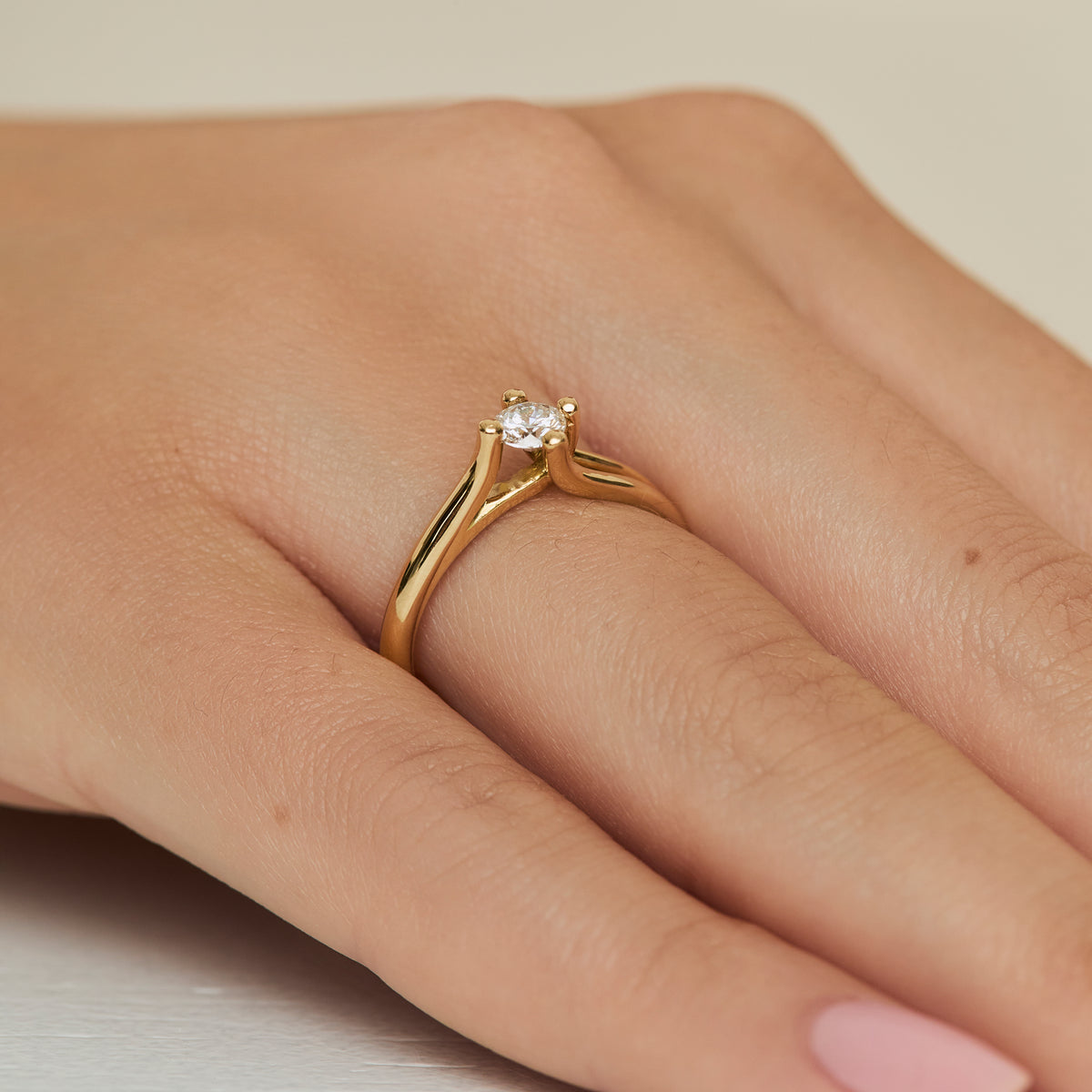 Anillo de compromiso en oro amarillo de 18K modelo Princesa