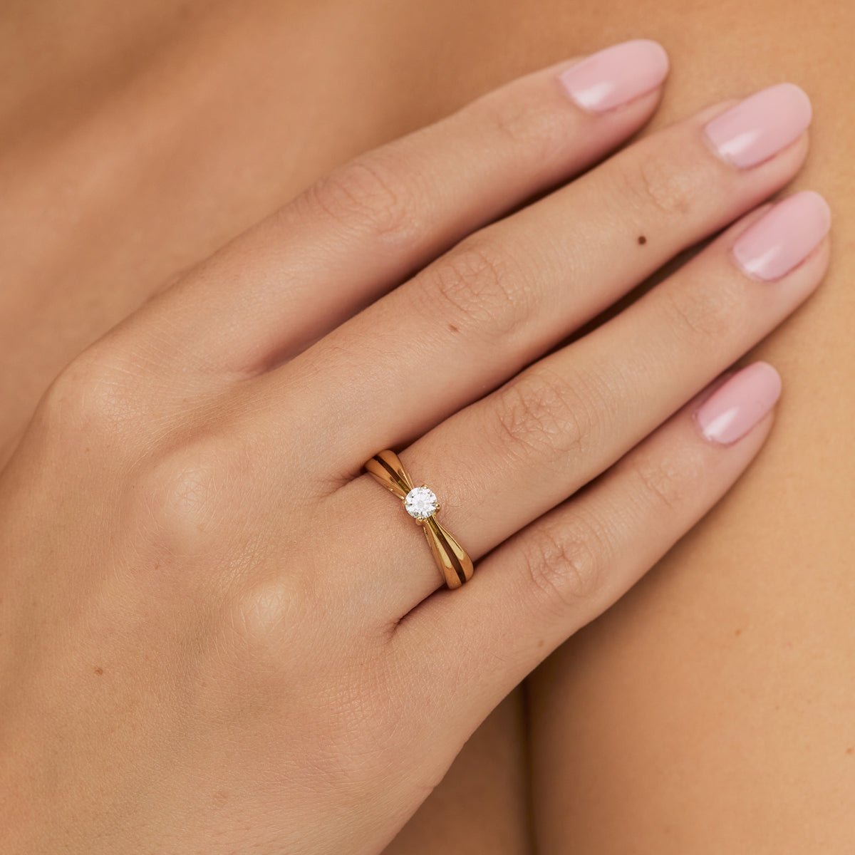 Anillo de compromiso en oro amarillo de 18K modelo Amor