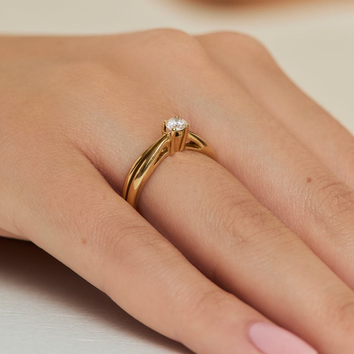 Anillo de compromiso en oro amarillo de 18K modelo Amor
