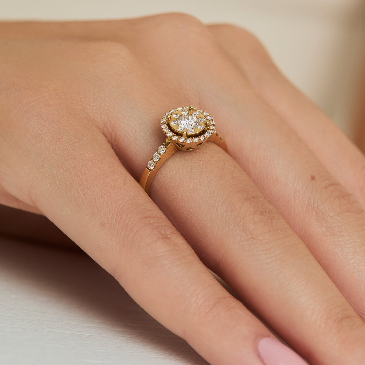 Anillo de compromiso en oro amarillo de 18K modelo Fleur