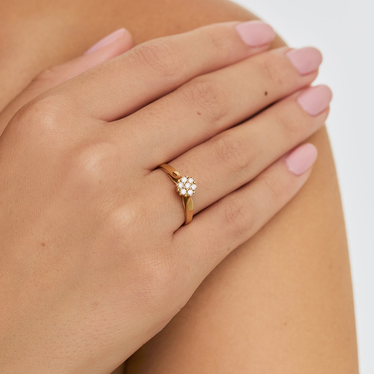 Anillo en oro amarillo 18K roseta estrella colección Stella