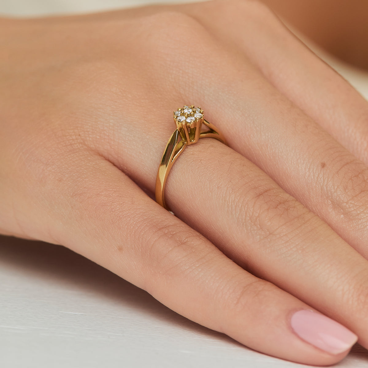 Anillo en oro amarillo 18K roseta estrella colección Stella
