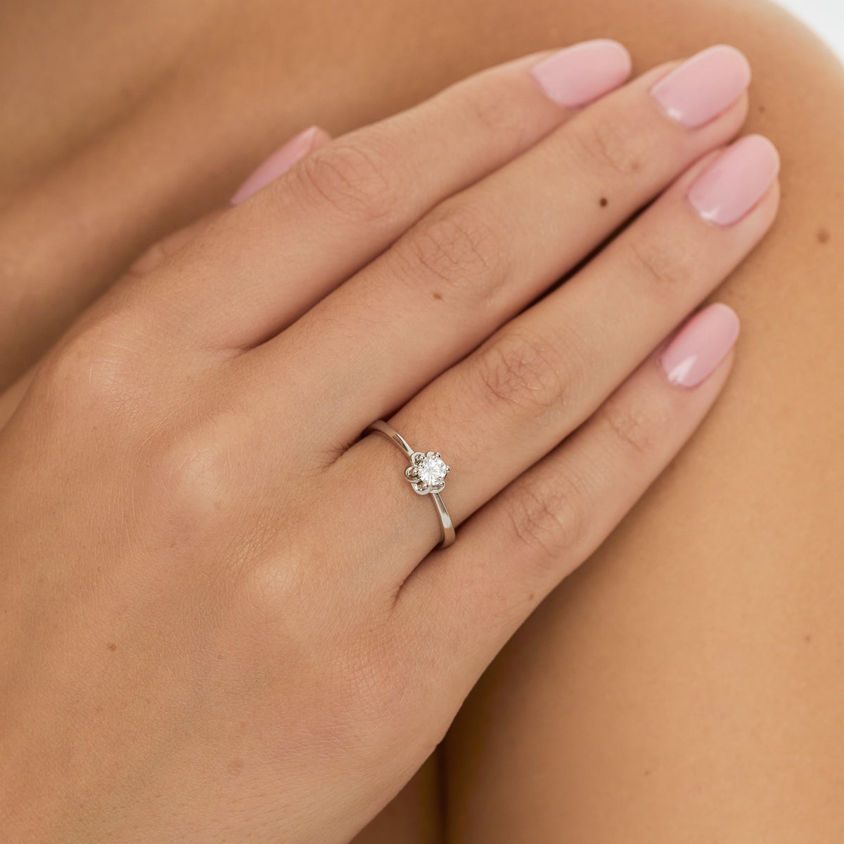 Anillo de Compromiso en oro blanco 18K modelo Alma