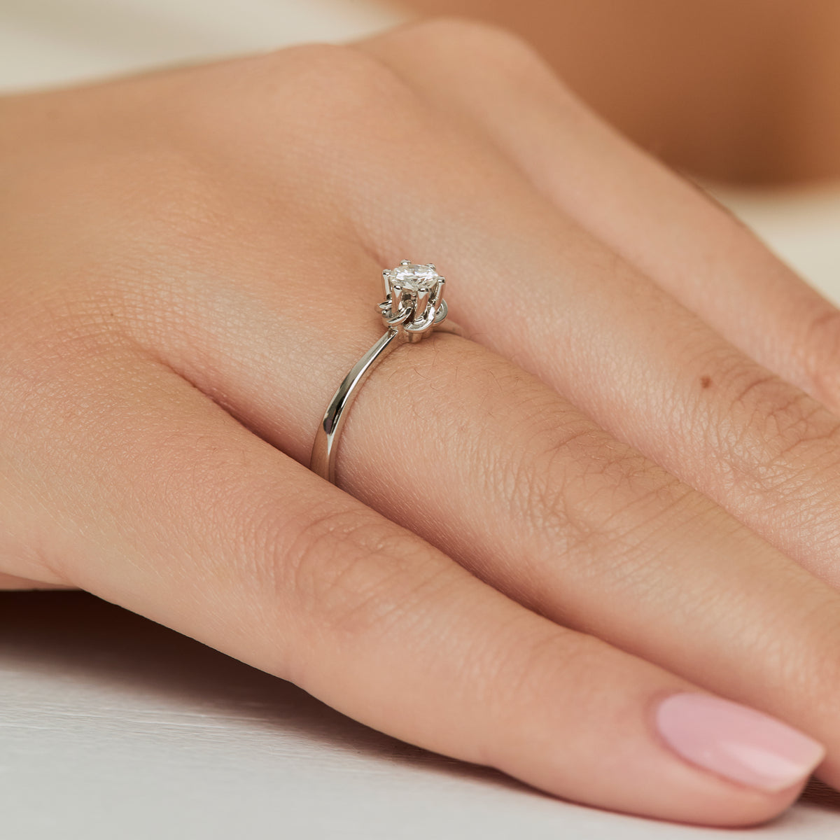 Anillo de Compromiso en oro blanco 18K modelo Alma