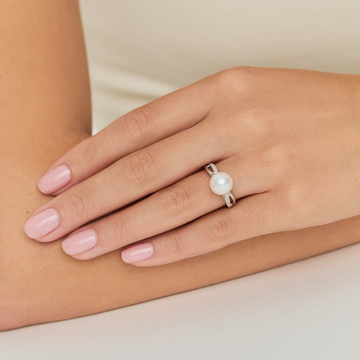 Anillo oro blanco 18K perla con brillantes laterales