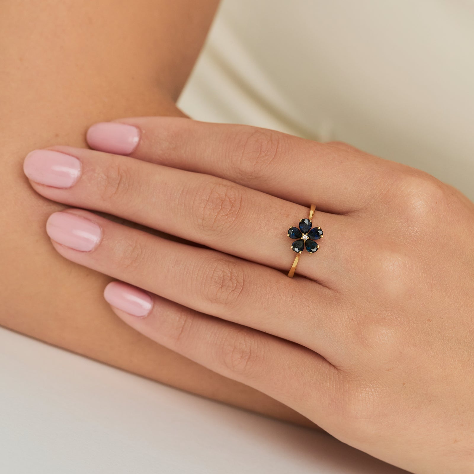 Anillo roseta en oro amarillo de 18K con zafiros