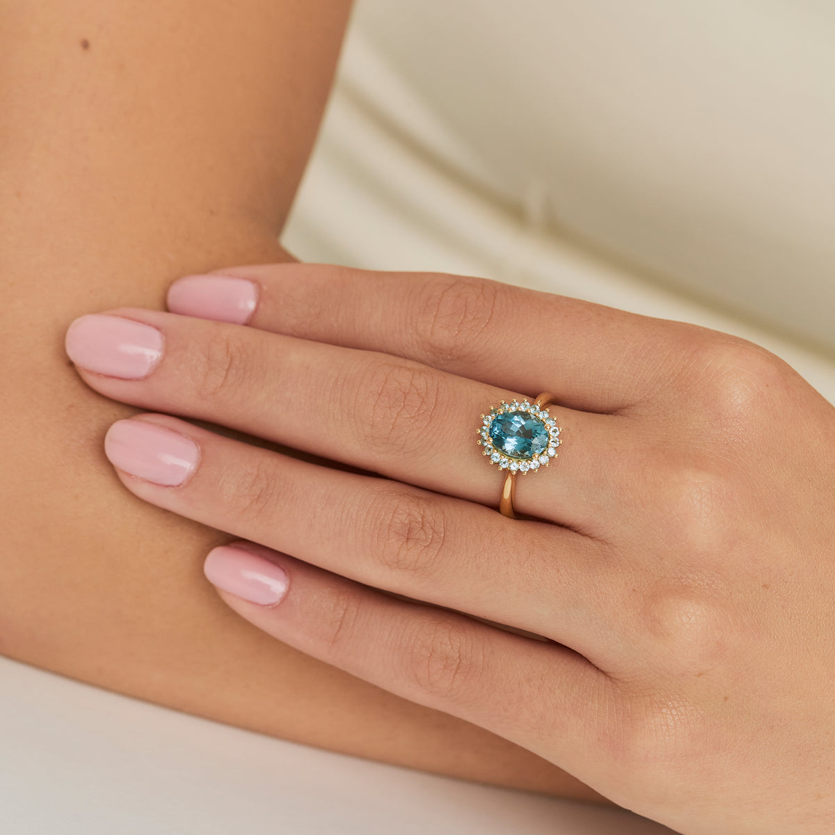 Anillo oro amarillo 18K Lady Di con topacios