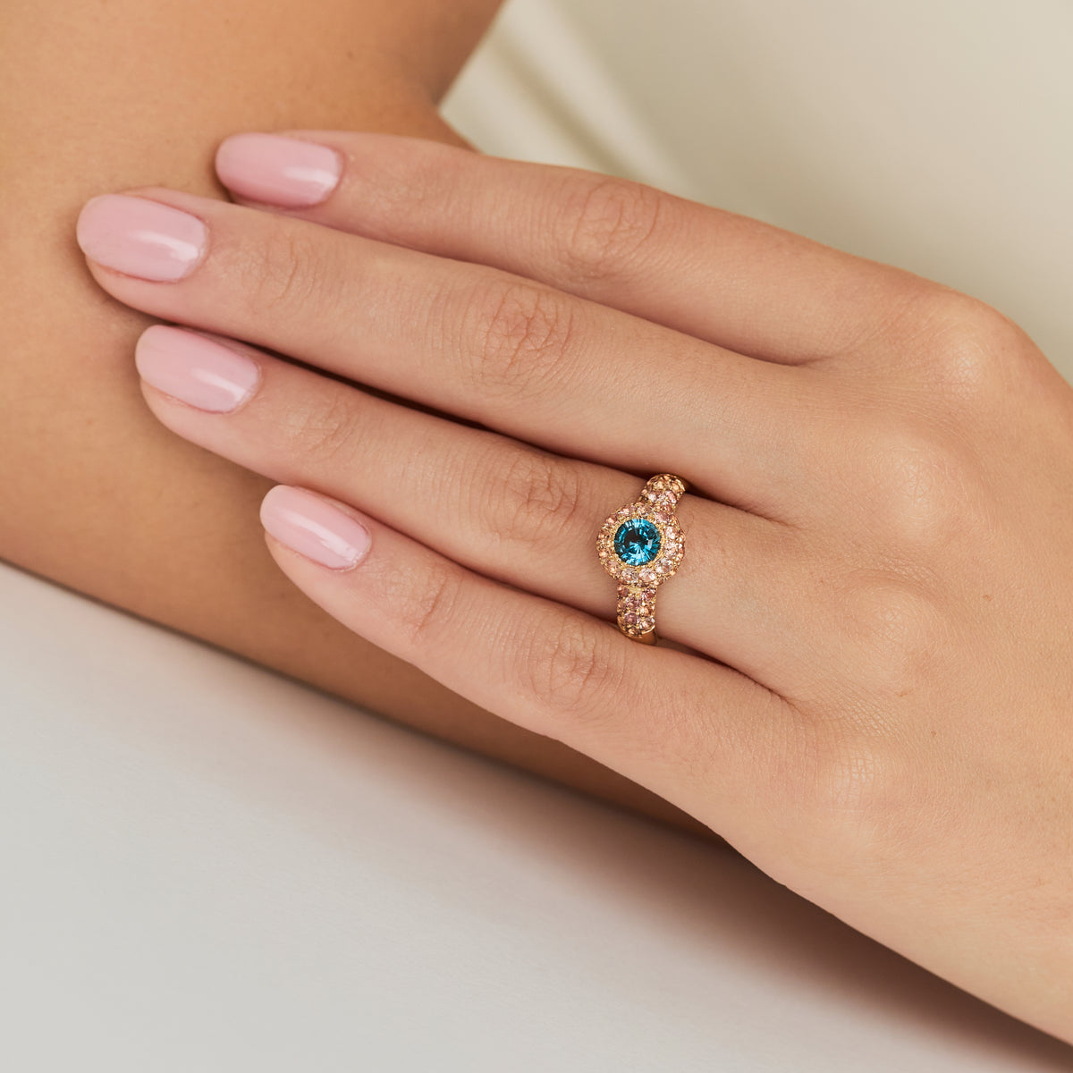 Anillo en oro amarillo 18K topacio london blue redondo
