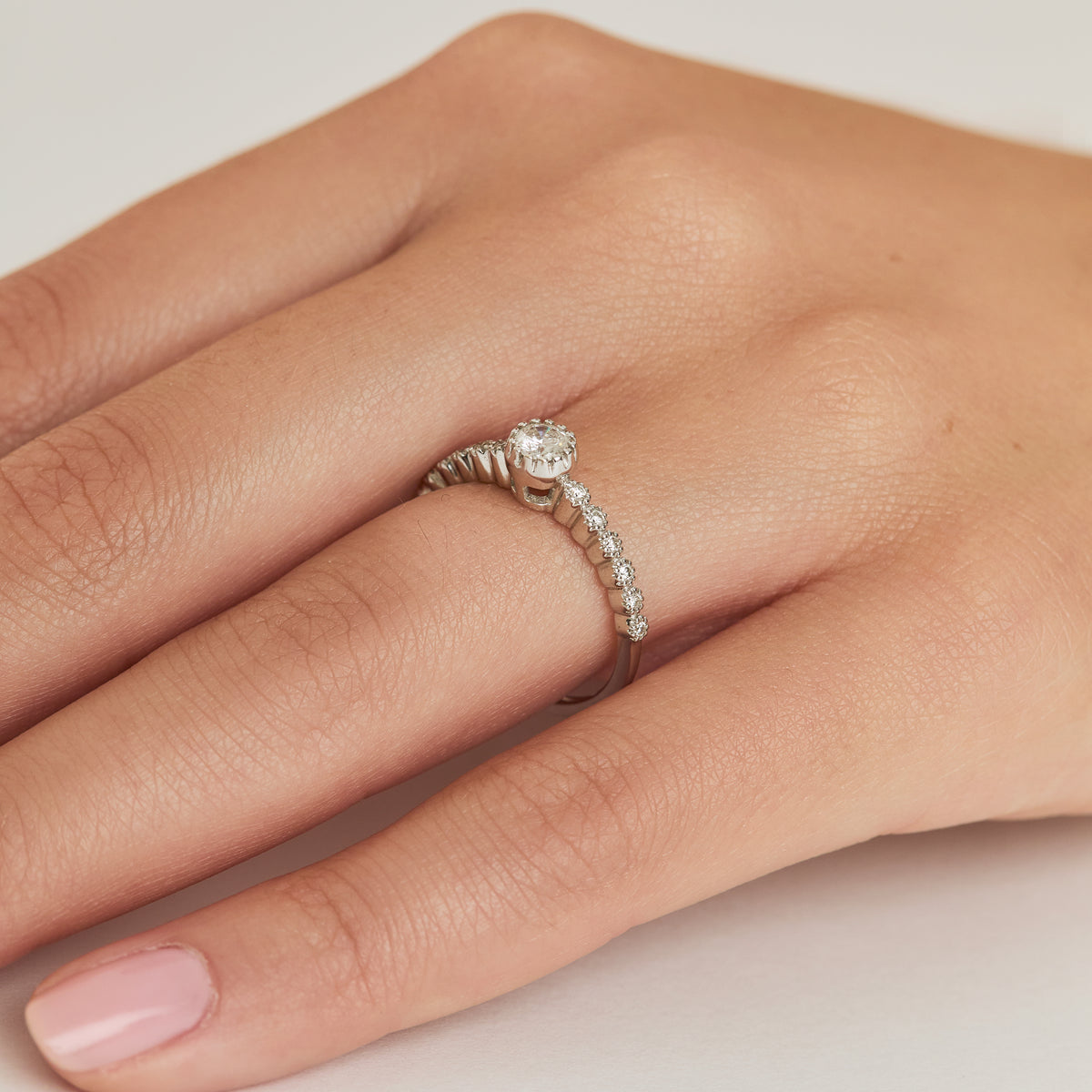 Anillo de compromiso en oro blanco de 18K modelo Clarisse