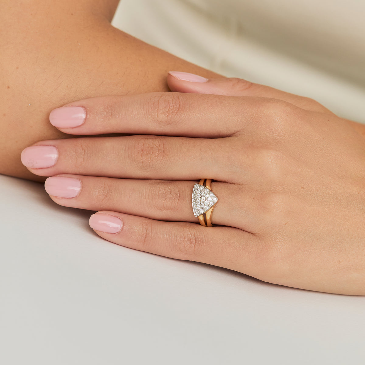 Anillo en oro amarillo 18K triangular pavé con rodio