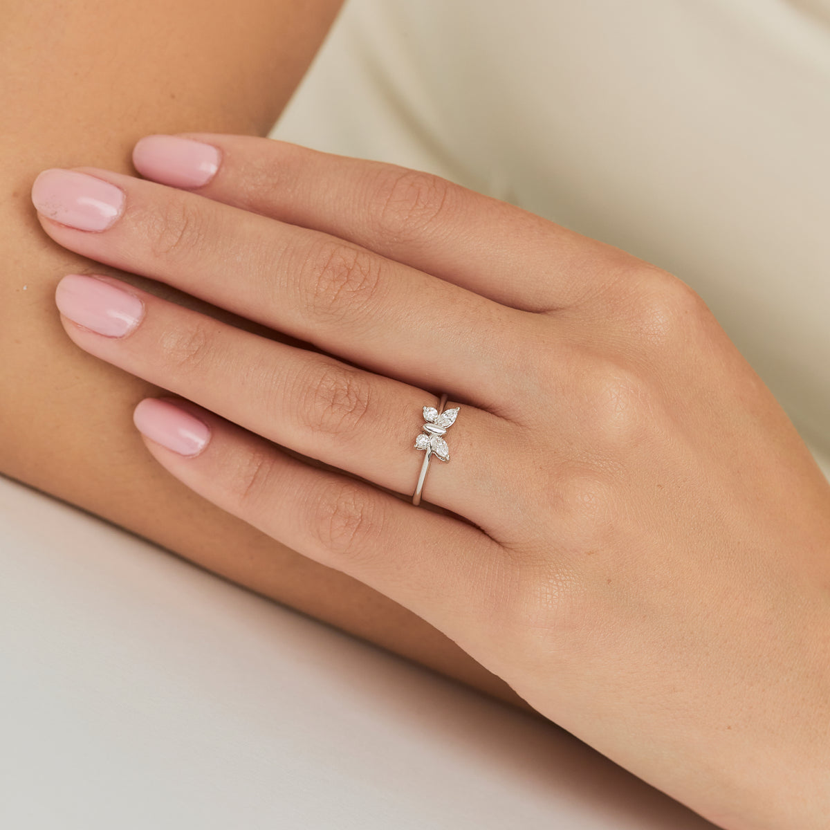 Anillo oro blanco 18K mariposa con diamantes marquises y brillantes