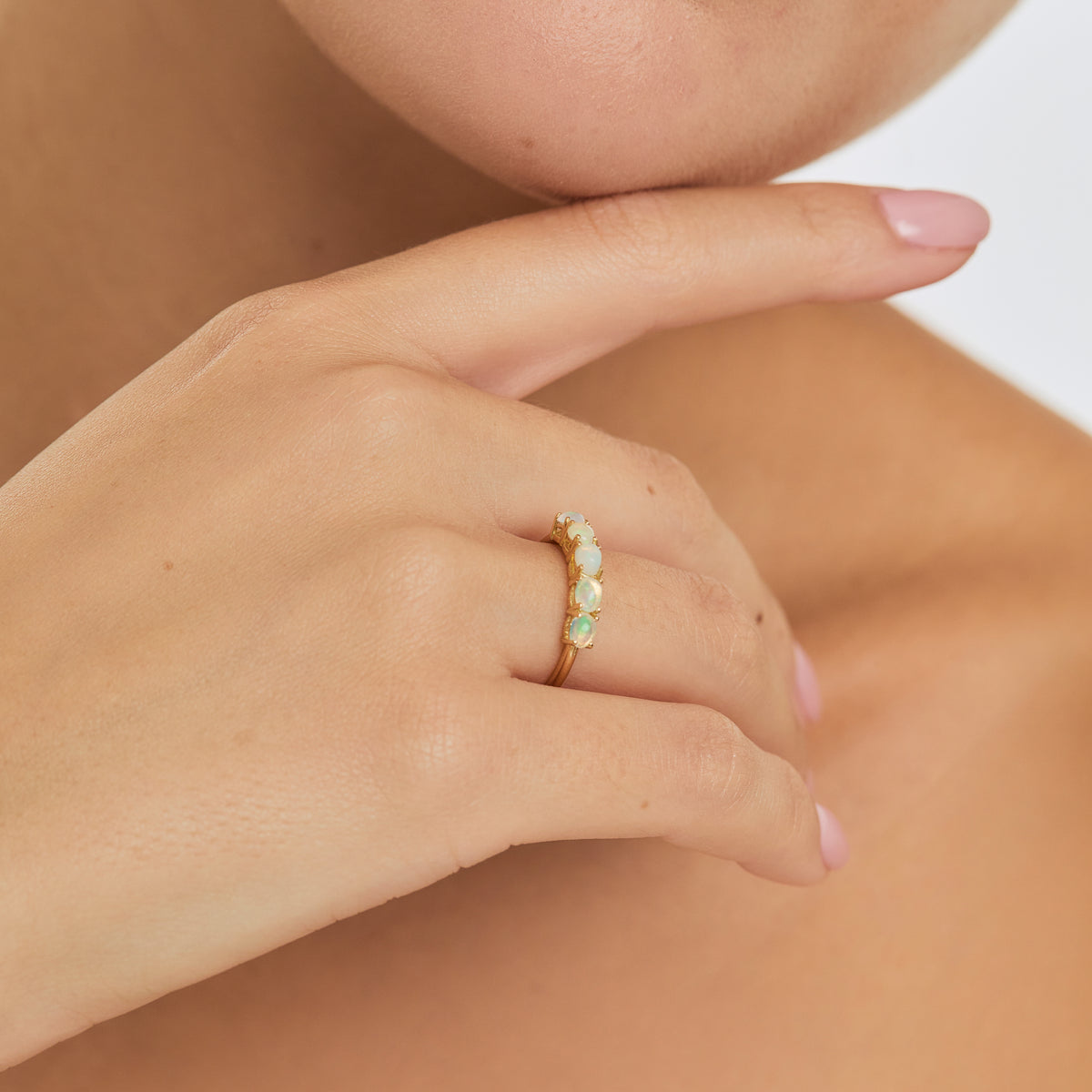 Anillo en oro amarillo 18K medio reviere con ópalos horizontales