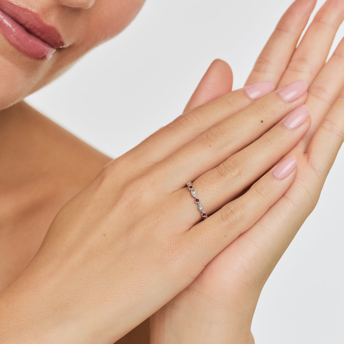 Anillo en oro blanco de 18K con rubís y brillantes
