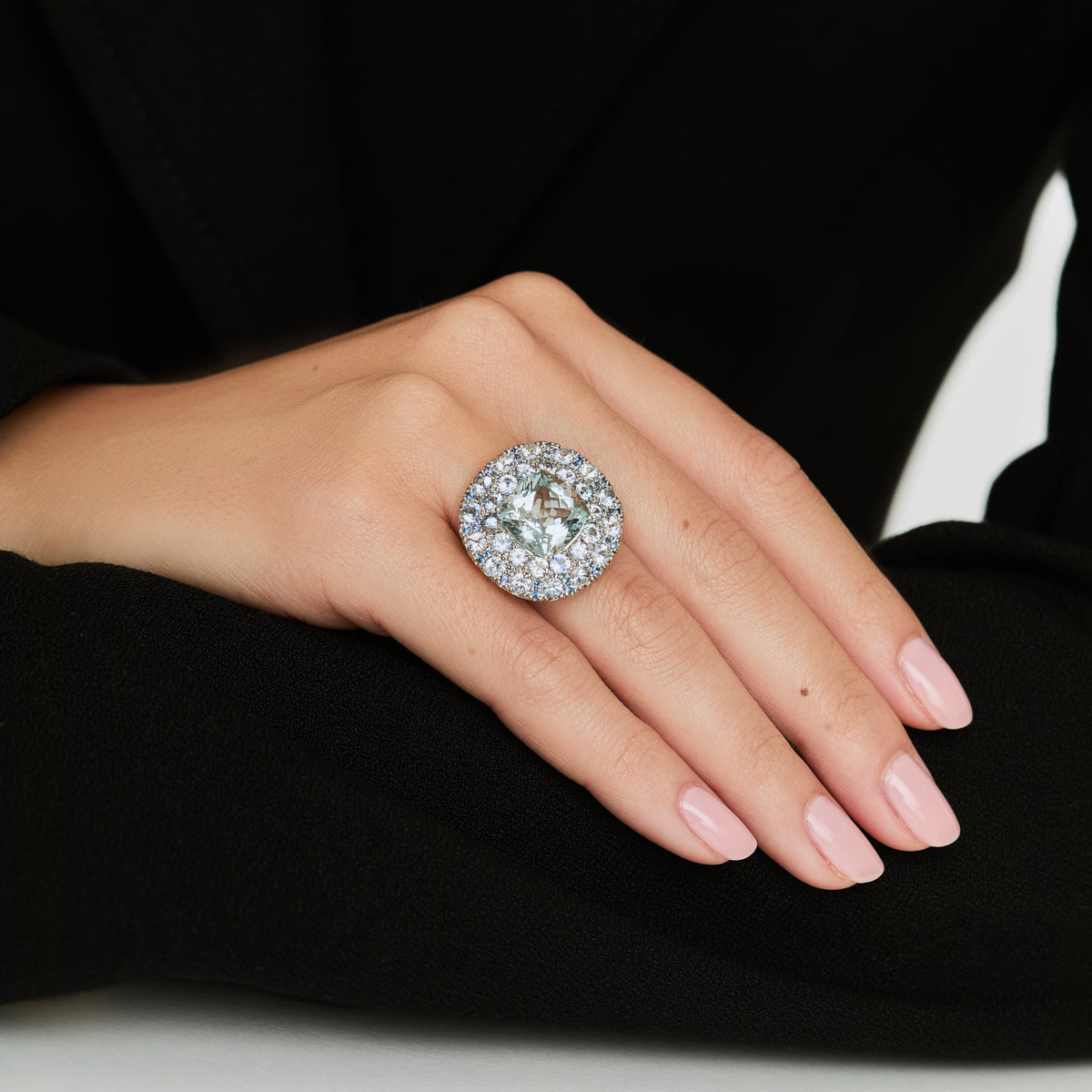 Anillo en oro amarillo 18K aquamarina cushion y zafiros y aro liso