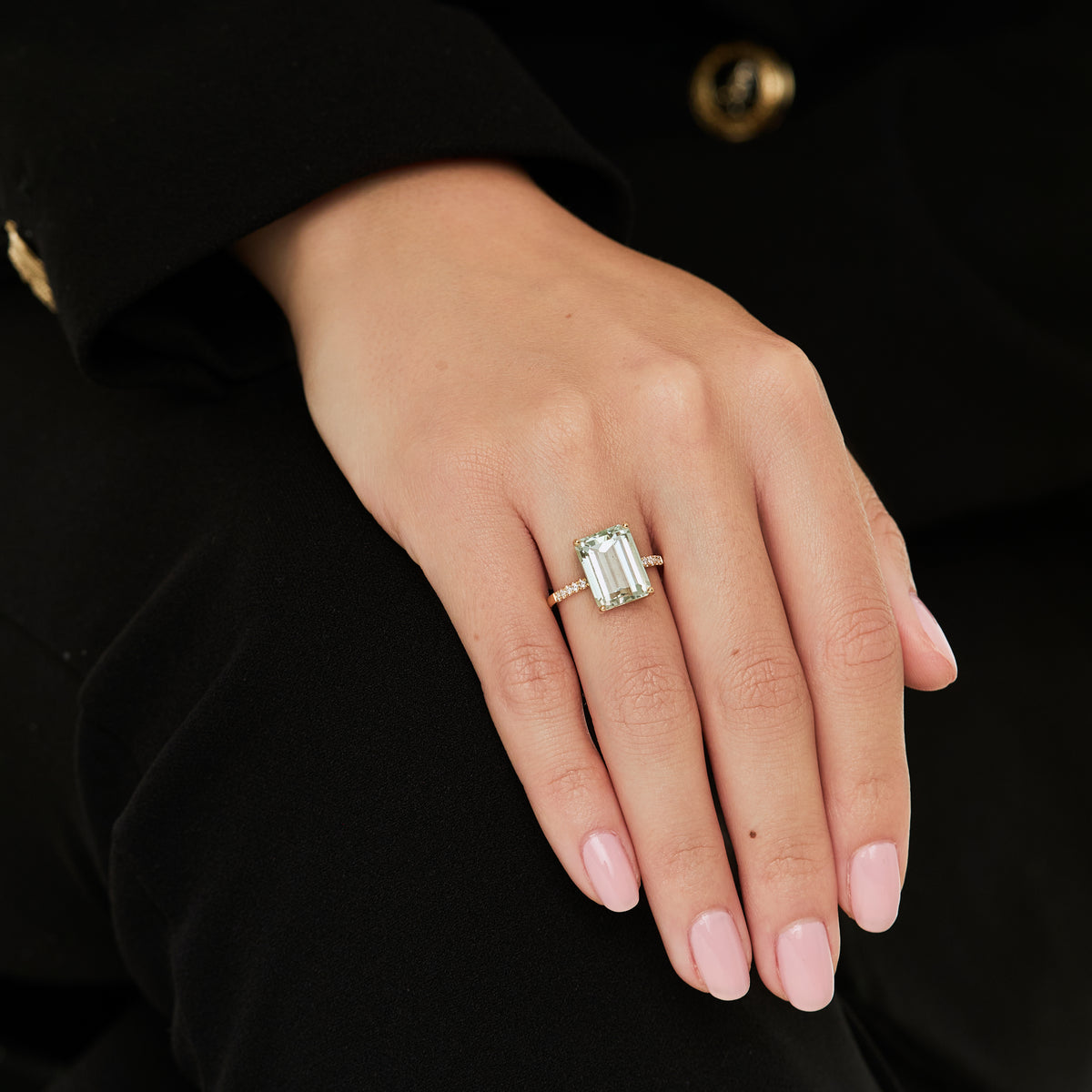 Anillo en oro amarillo 18K con Prosiolite esmeralda y brillantes