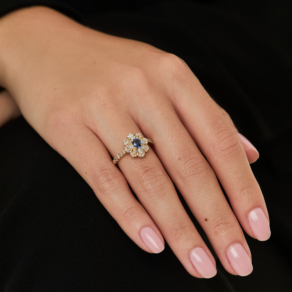 Anillo oro amarillo 18K tipo Lady Di con zafiro oval