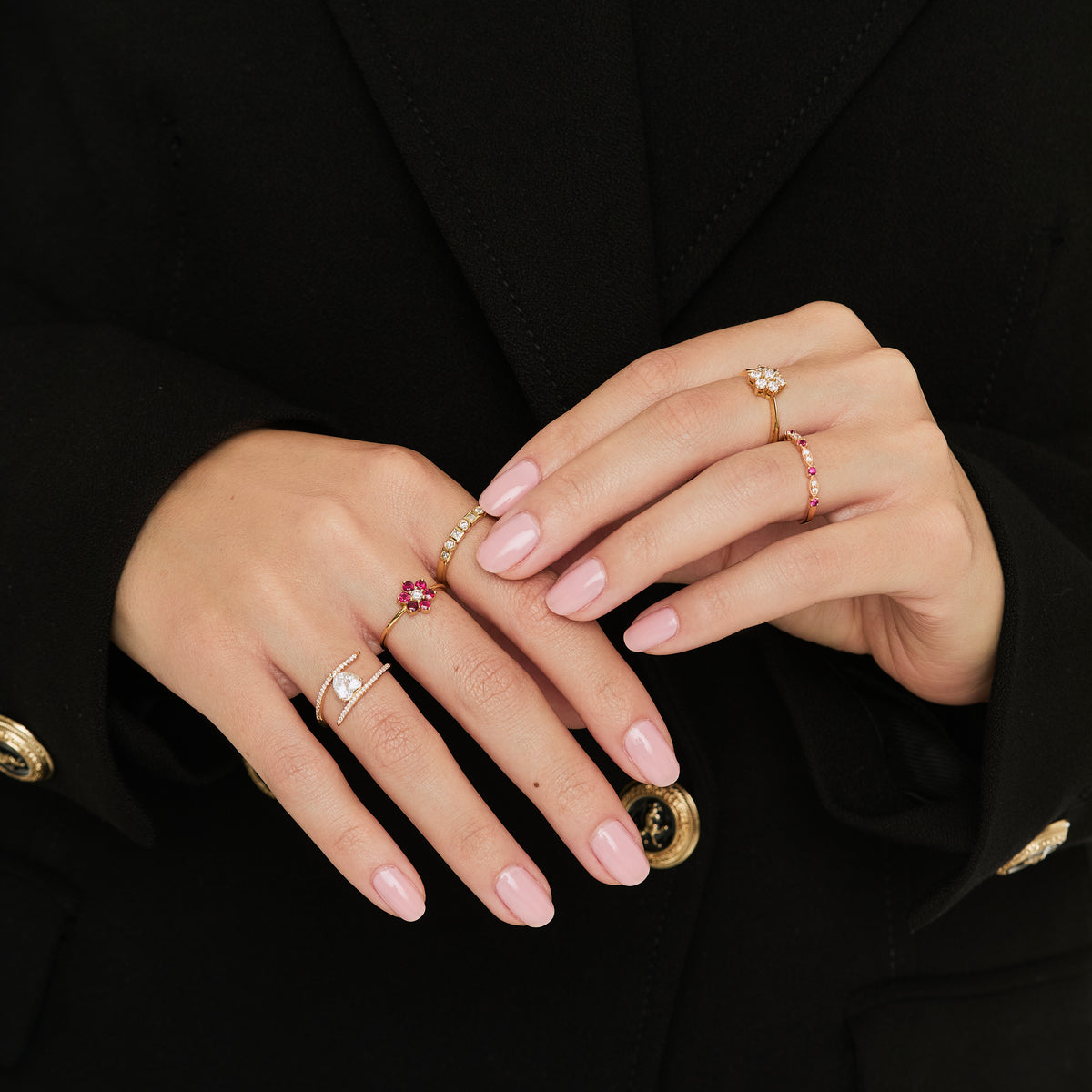 Anillo en oro amarillo de 18K roseta estrella con rubís