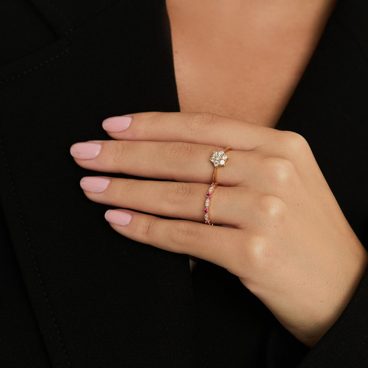 Anillo oro rosado 18K Medio rivière con rubíes y brillantes