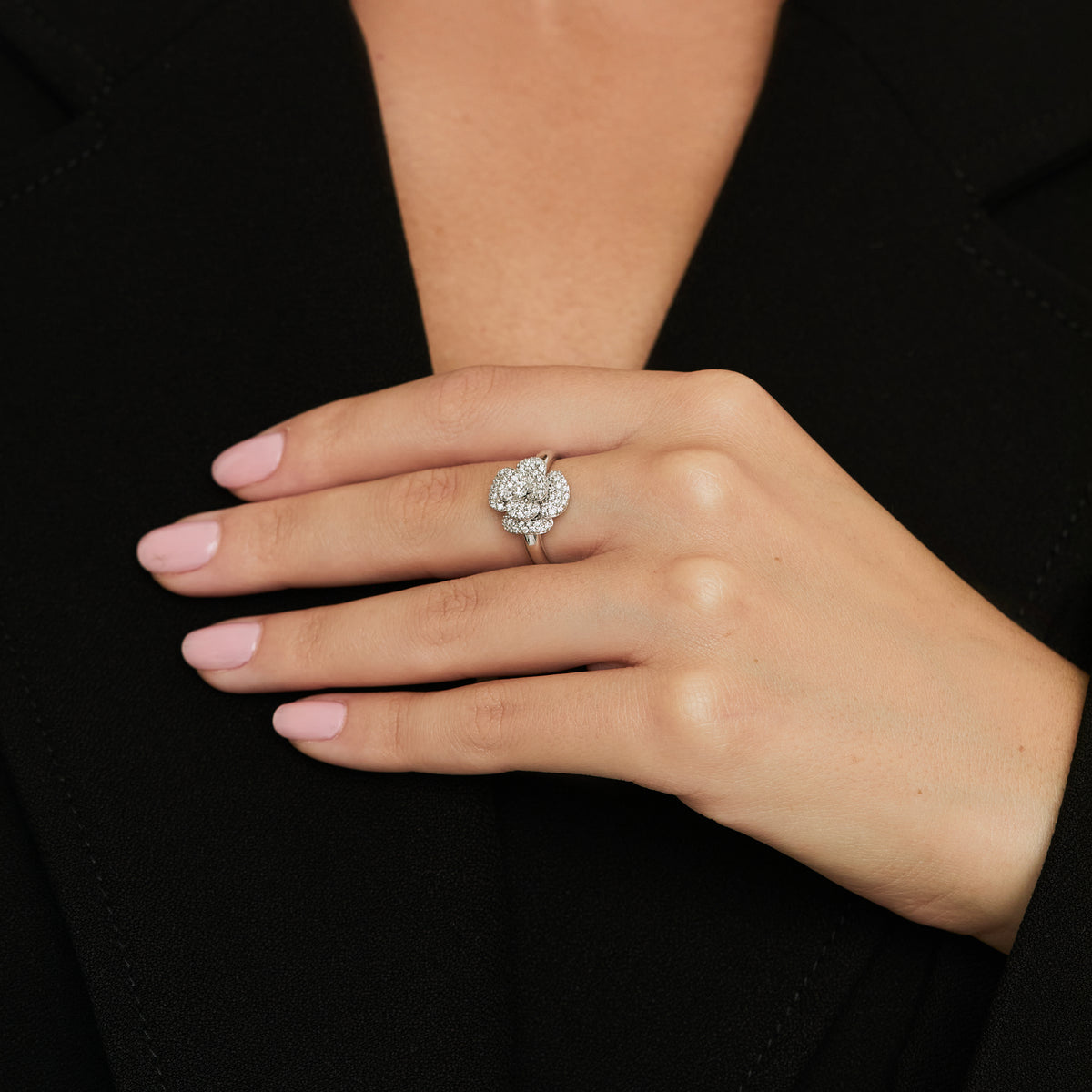 Anillo oro blanco 18K flor full brillantes