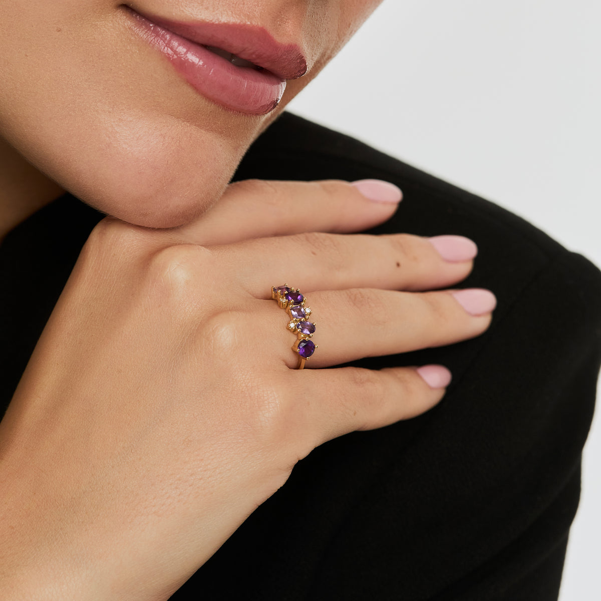 Anillo en oro amarillo de 18K con amatistas y brillantes