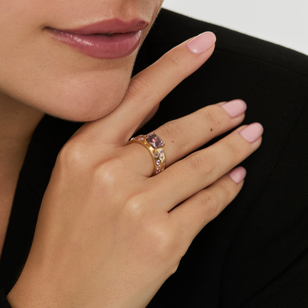 Anillo en oro amarillo 18K corte cushion zafiros rosados y blancos salpicados