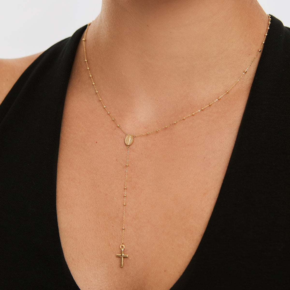 Collar en oro amarillo de 18K rosario con bolitas intercaladas y dije de la Virgen
