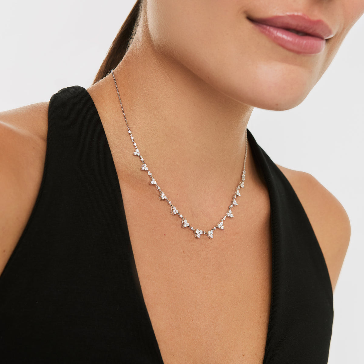 Collar en oro blanco 18K trebol con brillantes redondos y cadena rolito