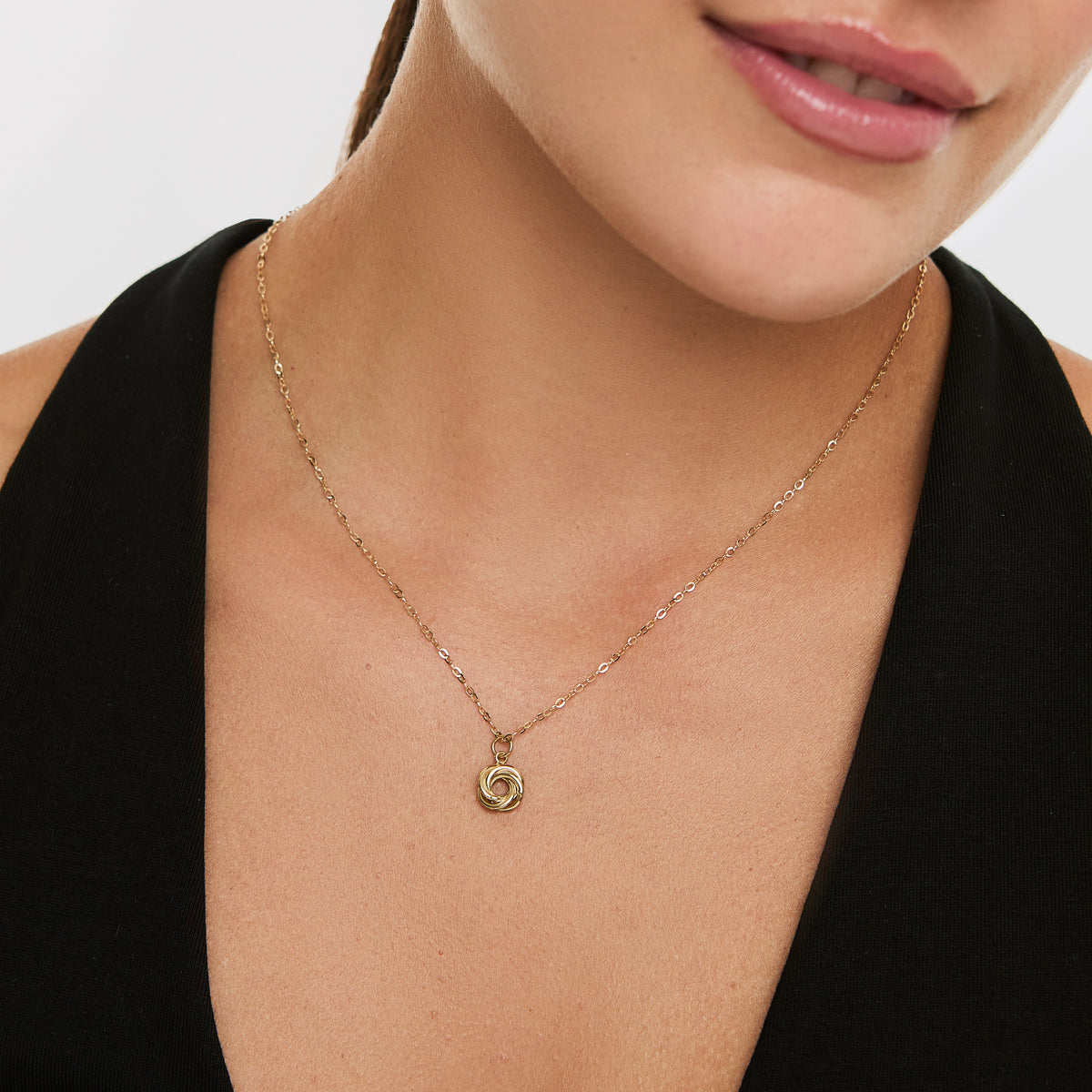 Collar oro amarillo 18K nudo entrelazado