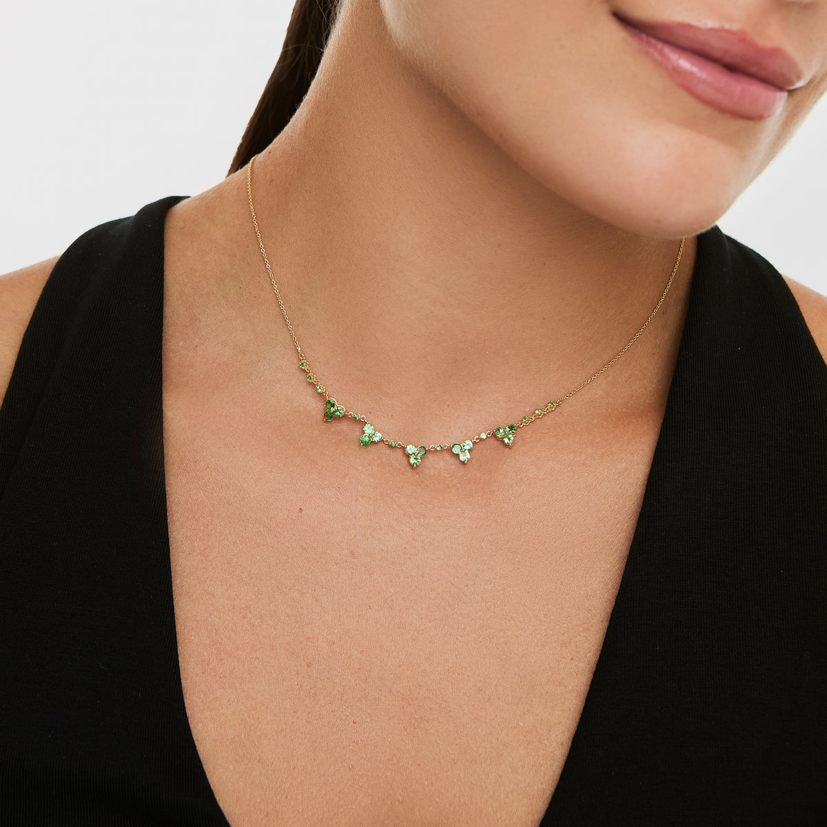 Collar en oro amarillo 18K trebol redondo con tsavoritas y brillantes