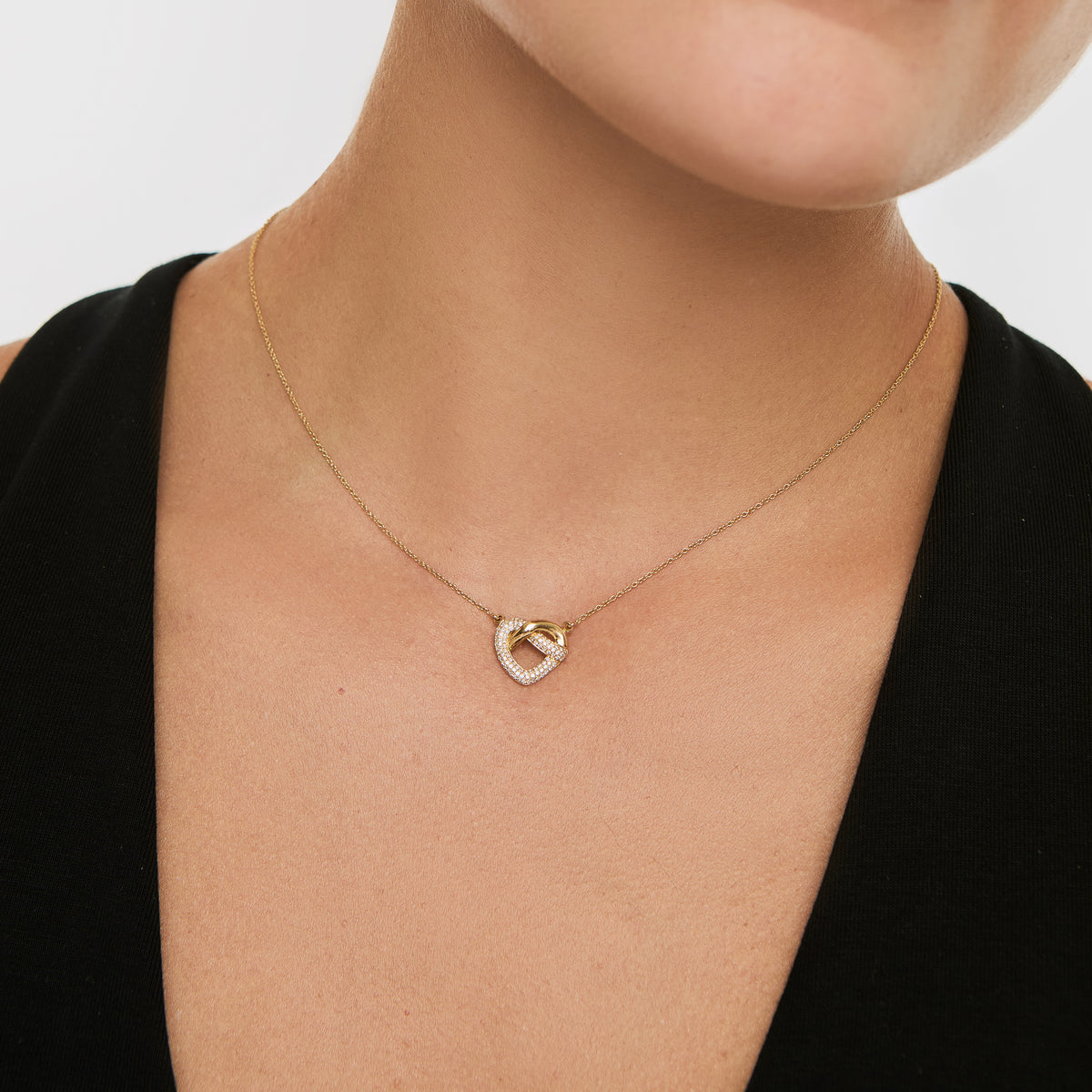 Collar oro amarillo 18K nudo corazón calado con brillantes