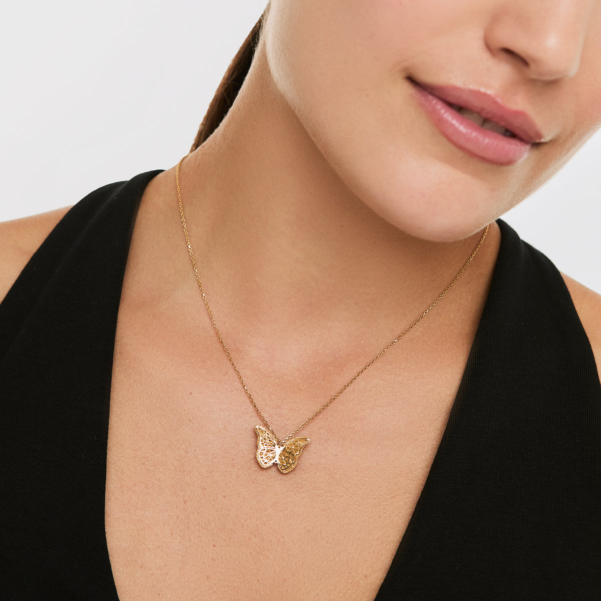 Dije en oro amarillo de 18K mariposa voladora