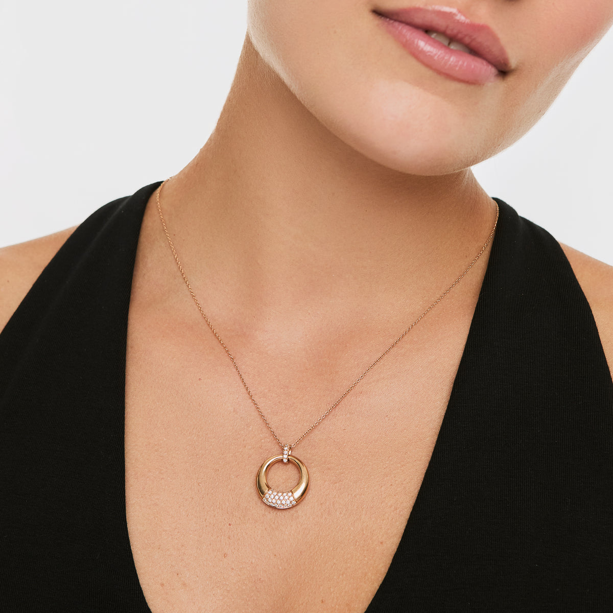 Collar oro rosado 18K con dije colgante circular