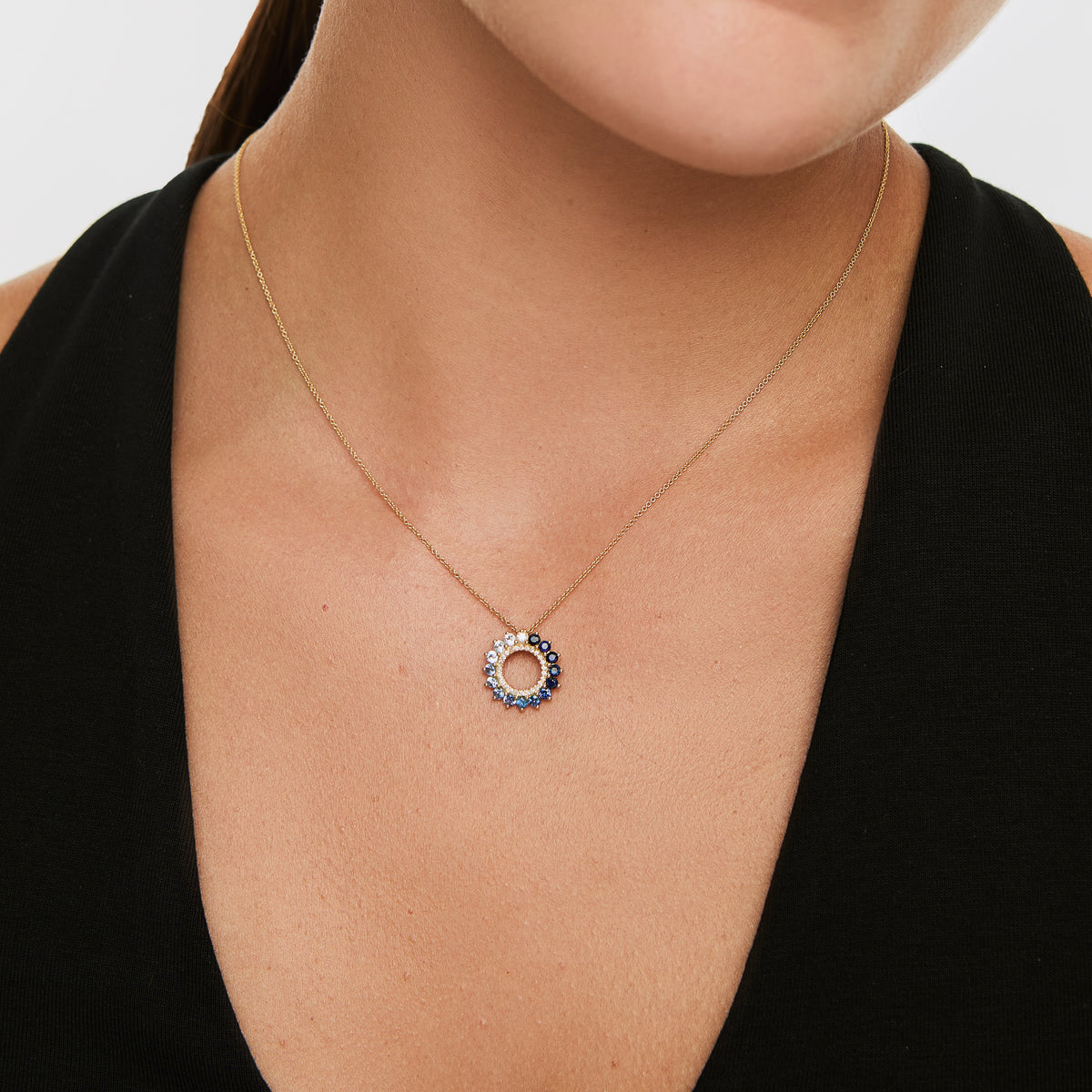Dije en oro amarillo 18K circular estrellado con zafiros azules en degrade