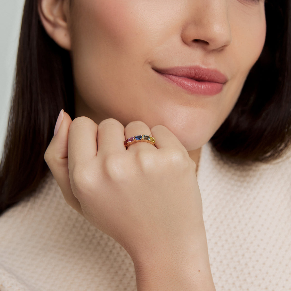 Anillo oro amarillo 18K cintillo rainbow zafiros multicolores