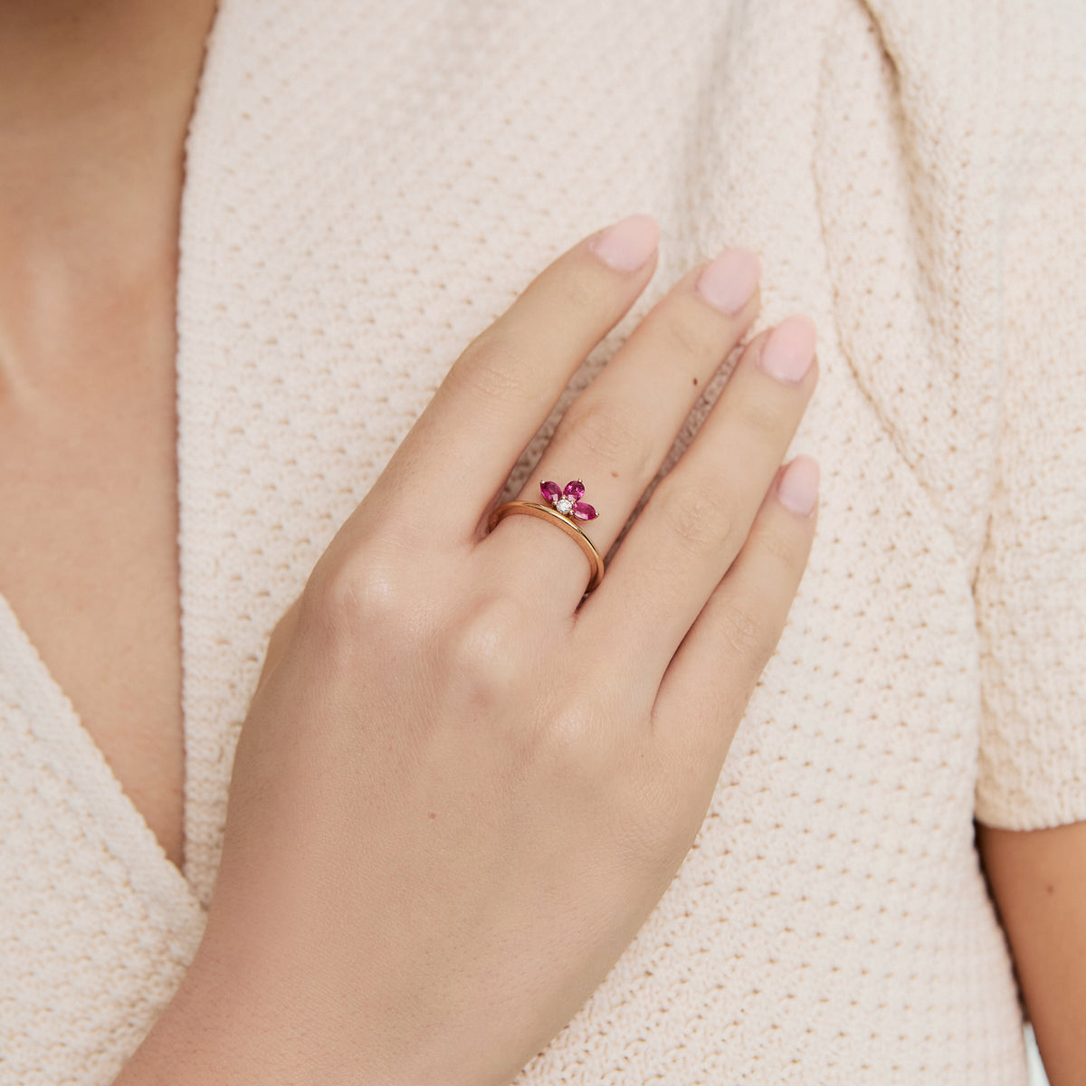 Anillo oro rosado 18K corona con 3 rubíes ovales