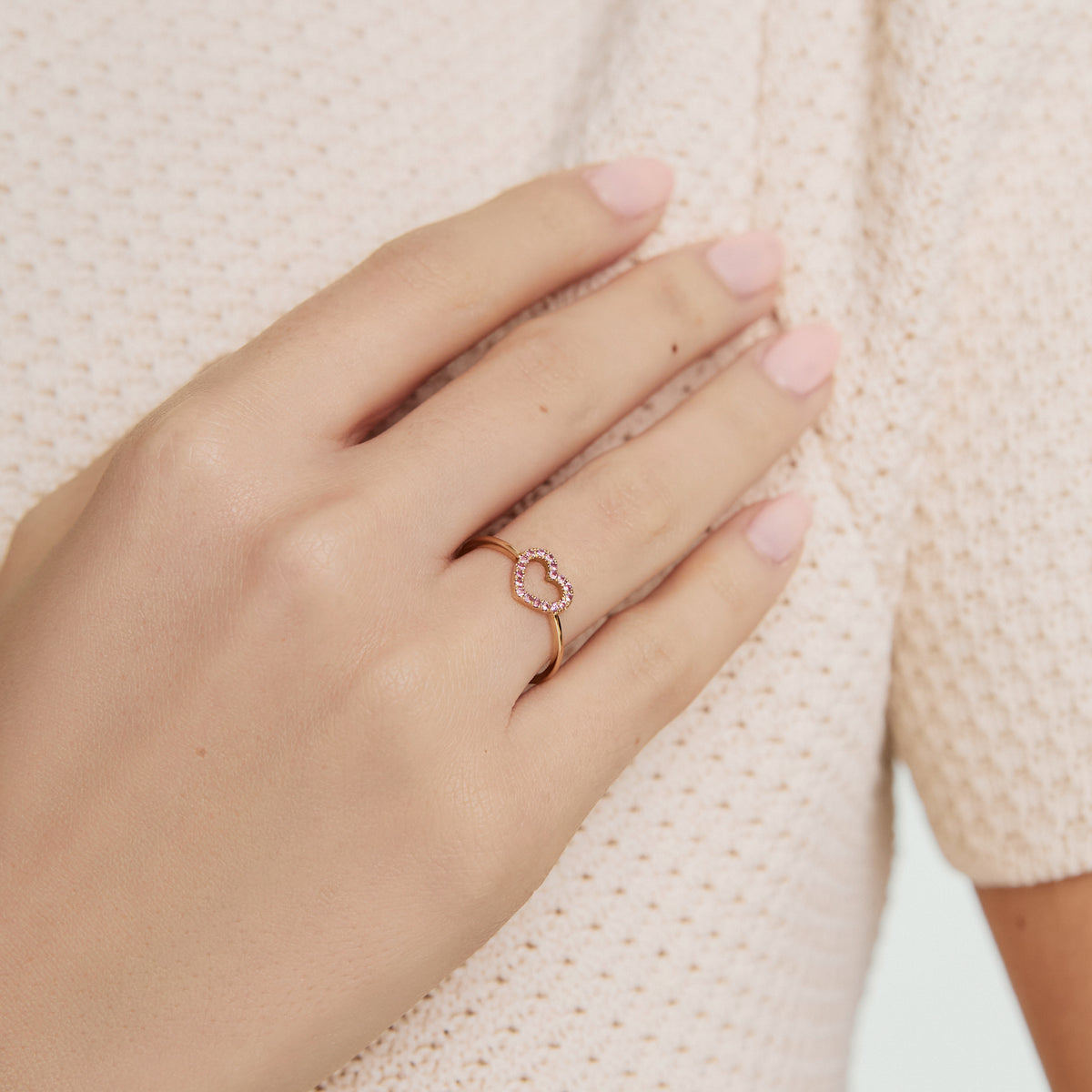 Anillo en oro amarillo de 18K amma corazón full love con zafiros rosado