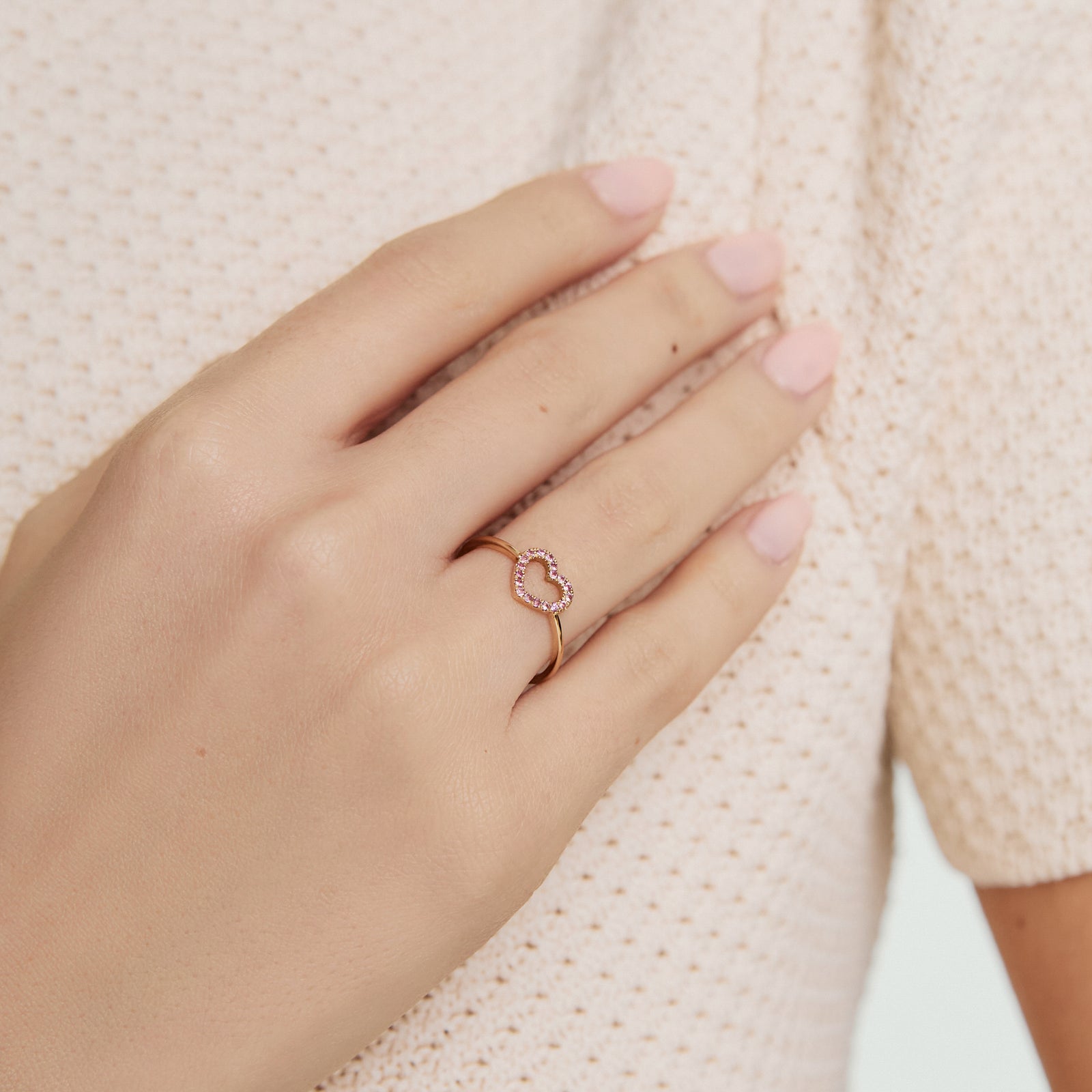 Anillo en oro amarillo de 18K amma corazón full love con zafiros rosado