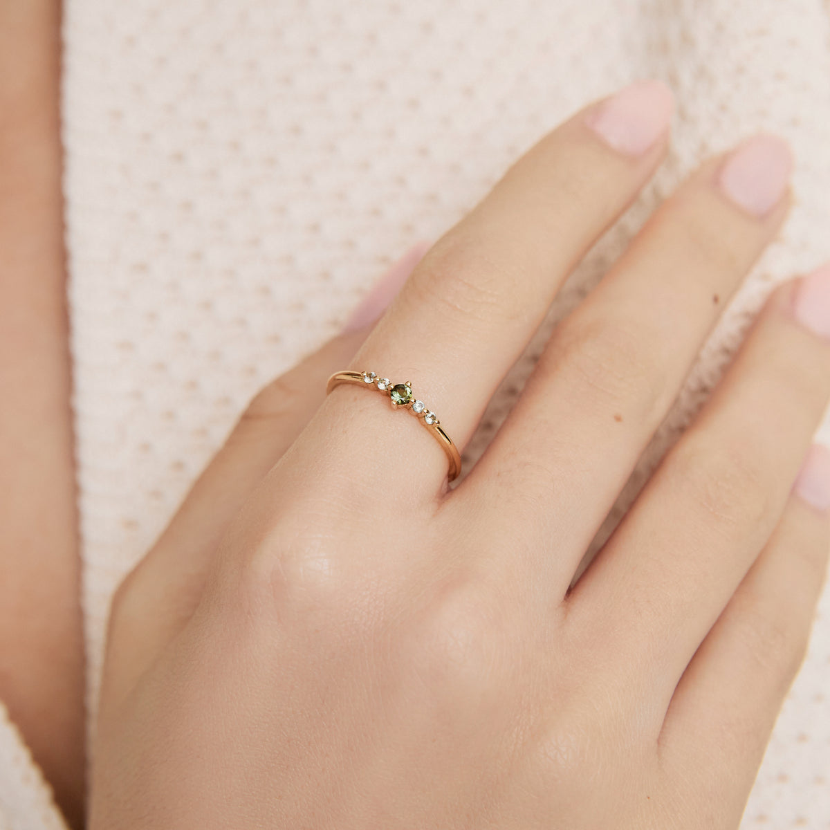 Anillo en oro amarillo de 18K cintillo con turmalinas y zafiros verde